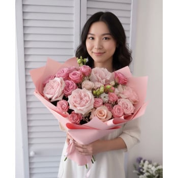 Букет из пышных роз и кустовых роз Букет из пышных роз и кустовых роз